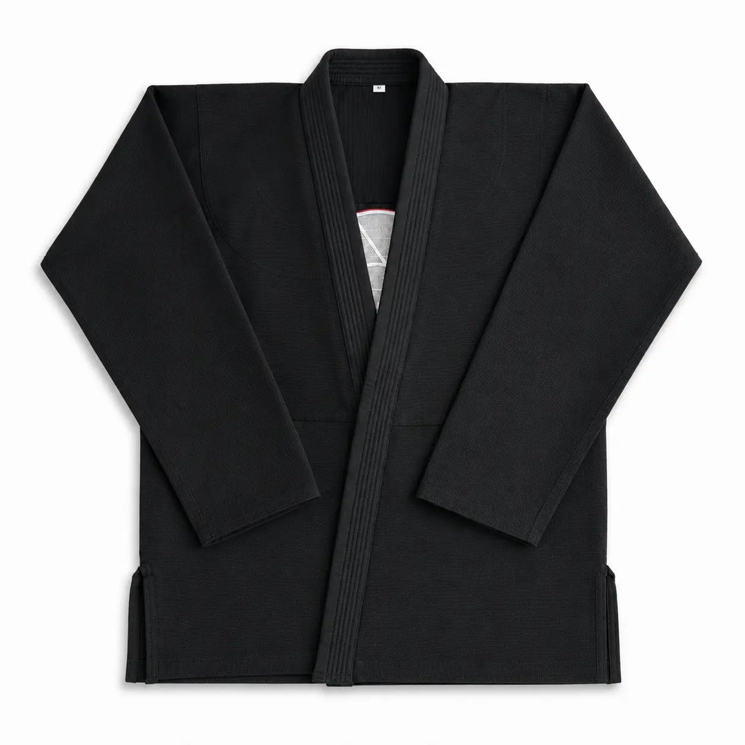 Zwarte BJJ gi gefotografeerd vanaf de voorkant met een stevige kraag en klassieke kimono-pasvorm. De duurzame stof en nette afwerking maken de gi geschikt voor BJJ-trainingen, grappling en intensief gebruik op de mat.