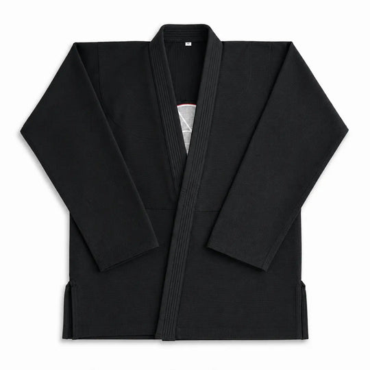 Zwarte BJJ gi gefotografeerd vanaf de voorkant met een stevige kraag en klassieke kimono-pasvorm. De duurzame stof en nette afwerking maken de gi geschikt voor BJJ-trainingen, grappling en intensief gebruik op de mat.