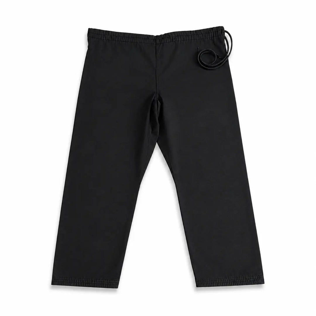 Zwarte BJJ gi broek met elastische tailleband en verstelbaar koord. De stevige stof en rechte pasvorm maken de broek geschikt voor BJJ-trainingen, grappling en intensief gebruik op de mat.