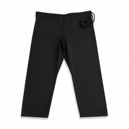 Zwarte BJJ gi broek met elastische tailleband en verstelbaar koord. De stevige stof en rechte pasvorm maken de broek geschikt voor BJJ-trainingen, grappling en intensief gebruik op de mat.