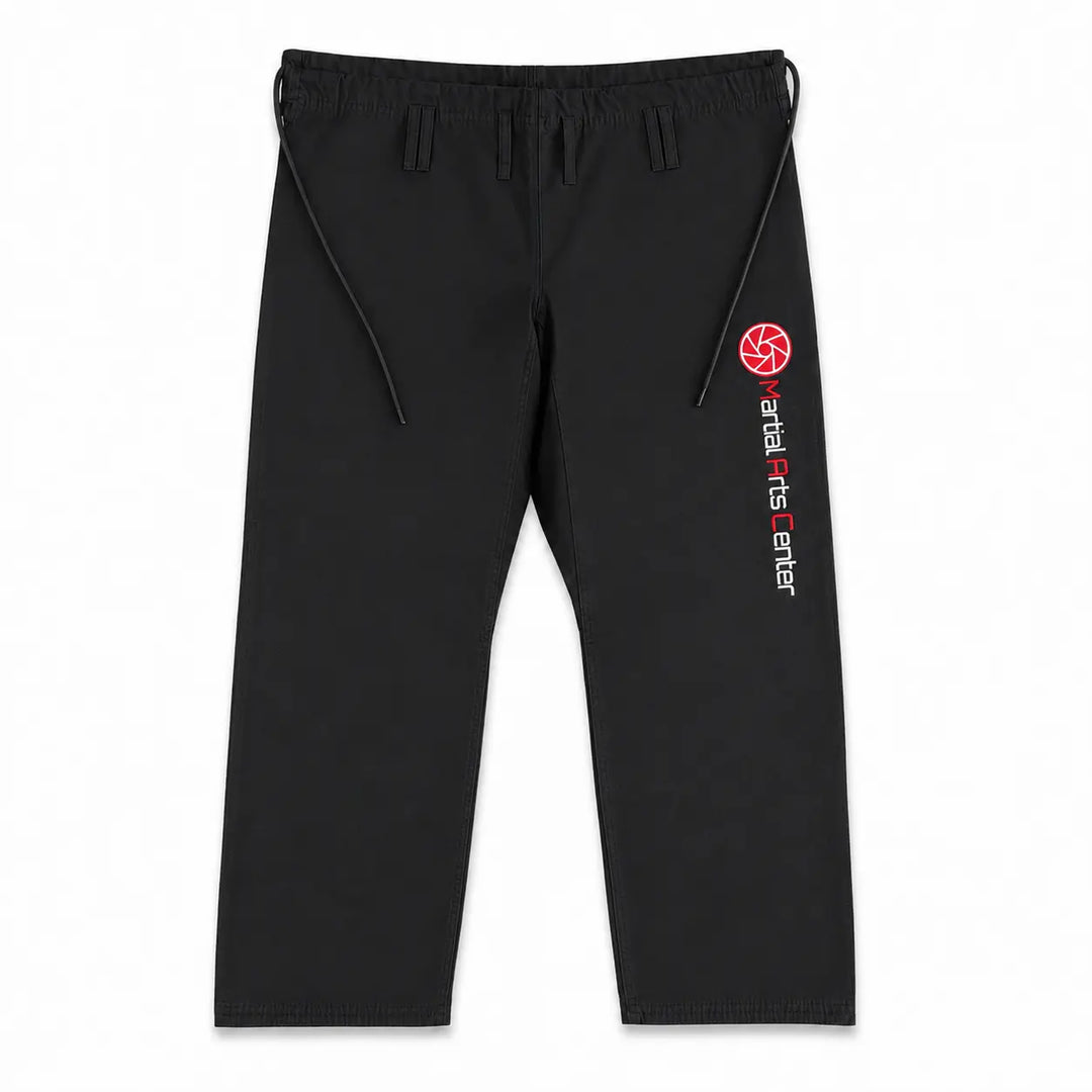 Zwarte BJJ gi broek met verstelbaar koord, riemlussen en Martial Arts Center logo op de pijp. De stevige stof en rechte pasvorm maken de broek geschikt voor BJJ-trainingen, grappling en intensief gebruik op de mat.