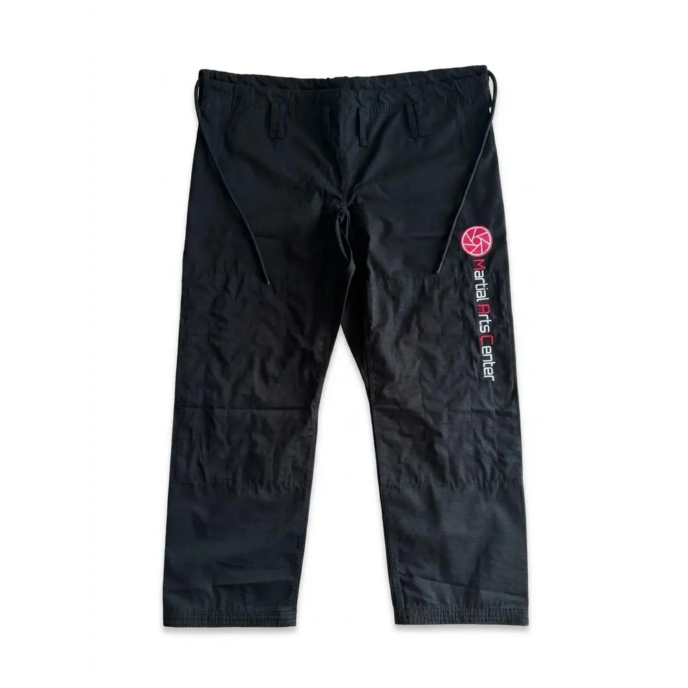 Zwarte BJJ gi broek voorzijde met trekkoord en rechte pijpen op witte achtergrond