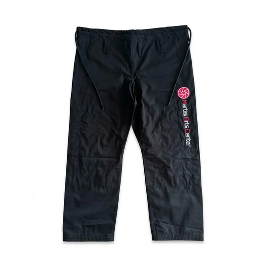 Zwarte BJJ gi broek voorzijde met trekkoord en rechte pijpen op witte achtergrond