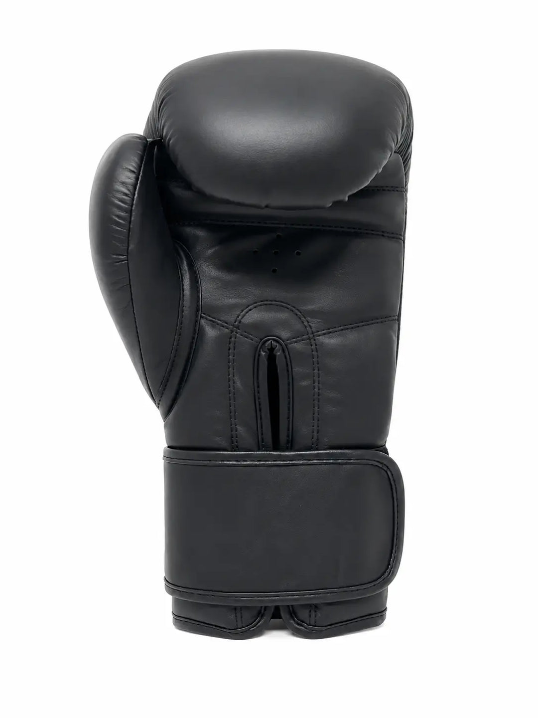 Zwarte bokshandschoen gefotografeerd vanaf de achterkant met brede klittenbandsluiting, duimbescherming en ventilatiegaatjes bij de handpalm. De stevige padding en ondersteunende polsband maken de handschoen geschikt voor boksen, kickboksen en intensieve stoottrainingen.