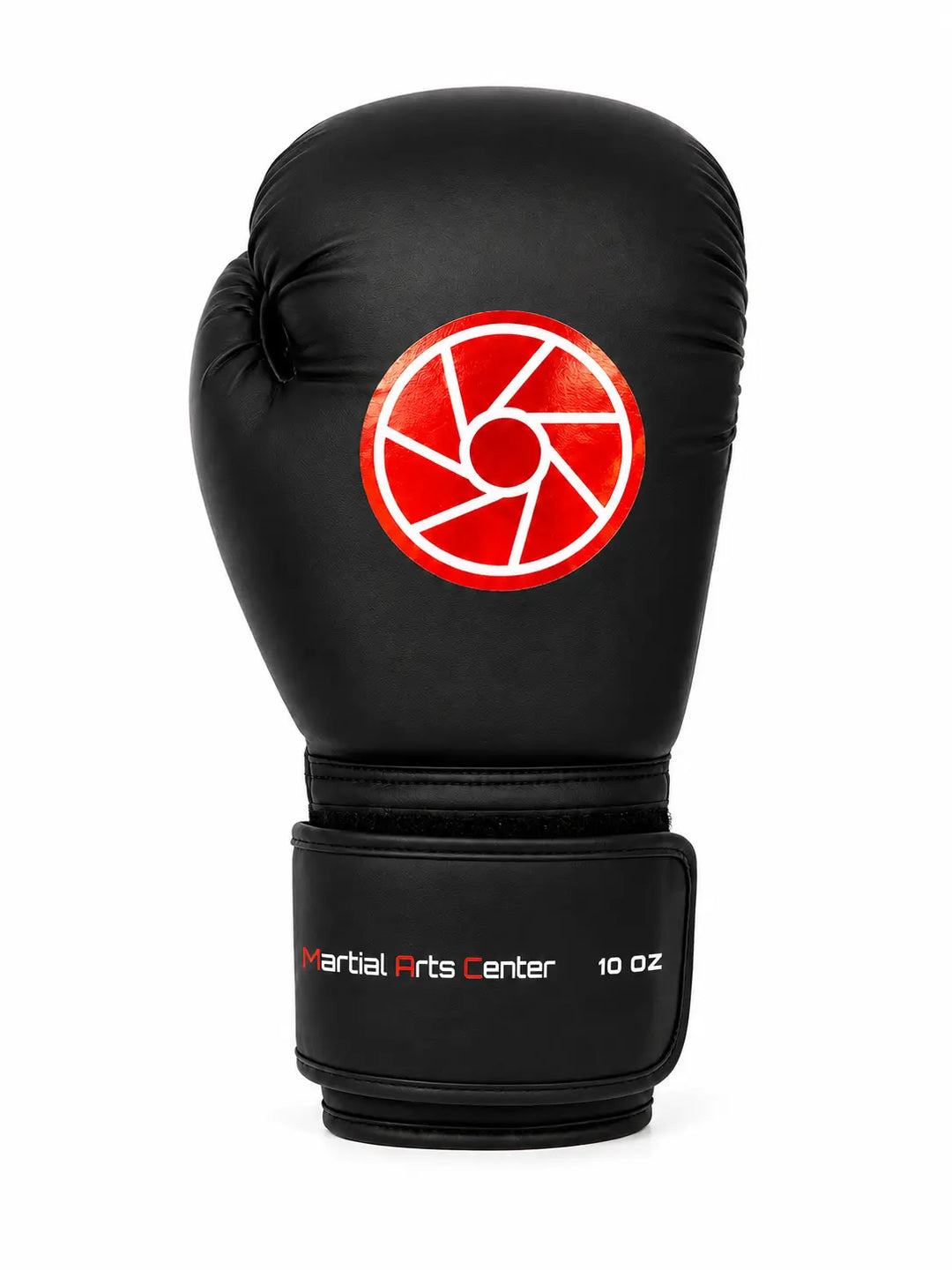 Zwarte bokshandschoen van 10 oz met rood-wit logo op de bovenkant en Martial Arts Center branding op de polsband. De stevige padding en brede klittenbandsluiting maken de handschoen geschikt voor boksen, kickboksen en intensieve stoottrainingen.