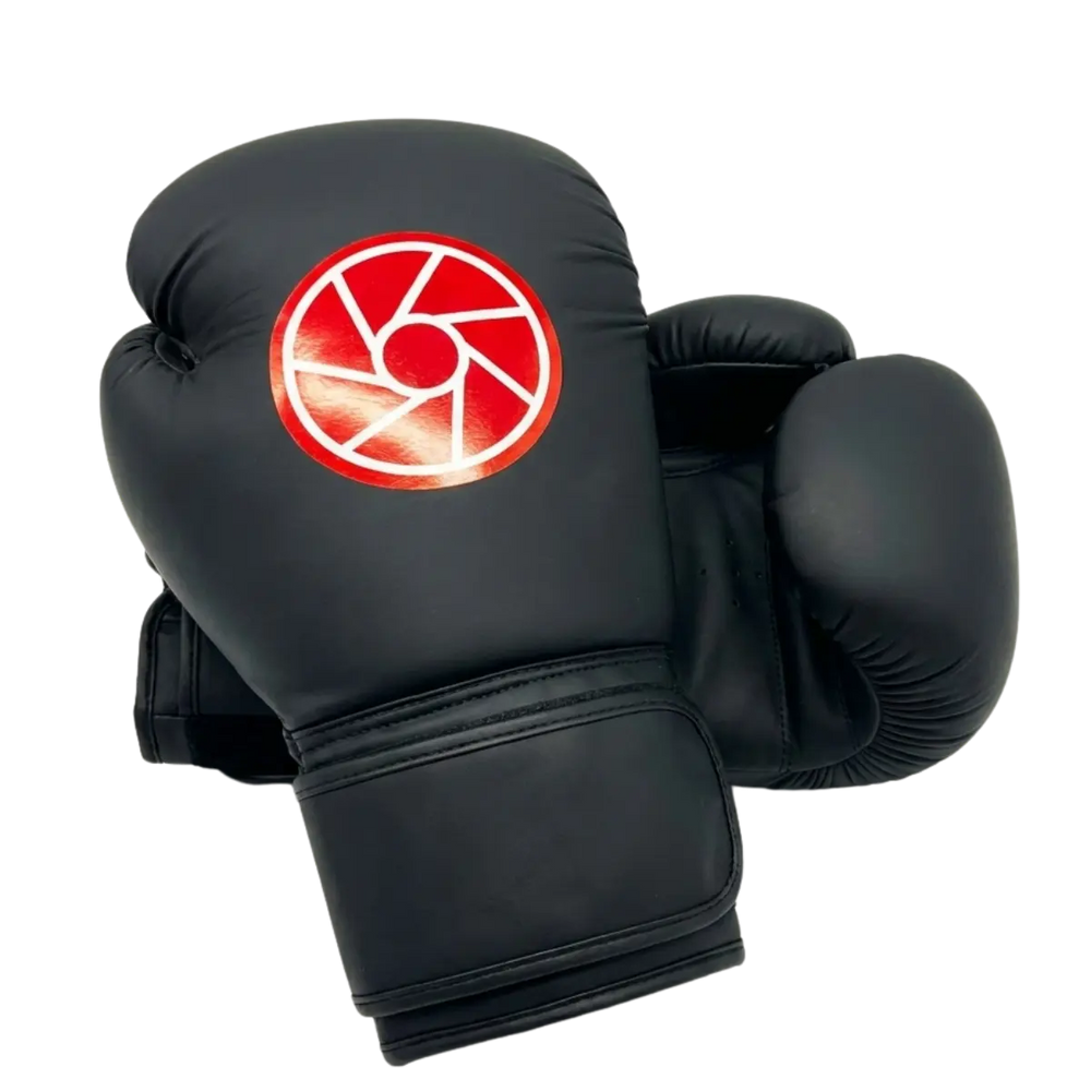 Zwarte bokshandschoenen met klittenbandsluiting en rood logo op de bovenkant. De handschoenen zijn geschikt voor boksen, kickboksen en intensieve trainingen.
