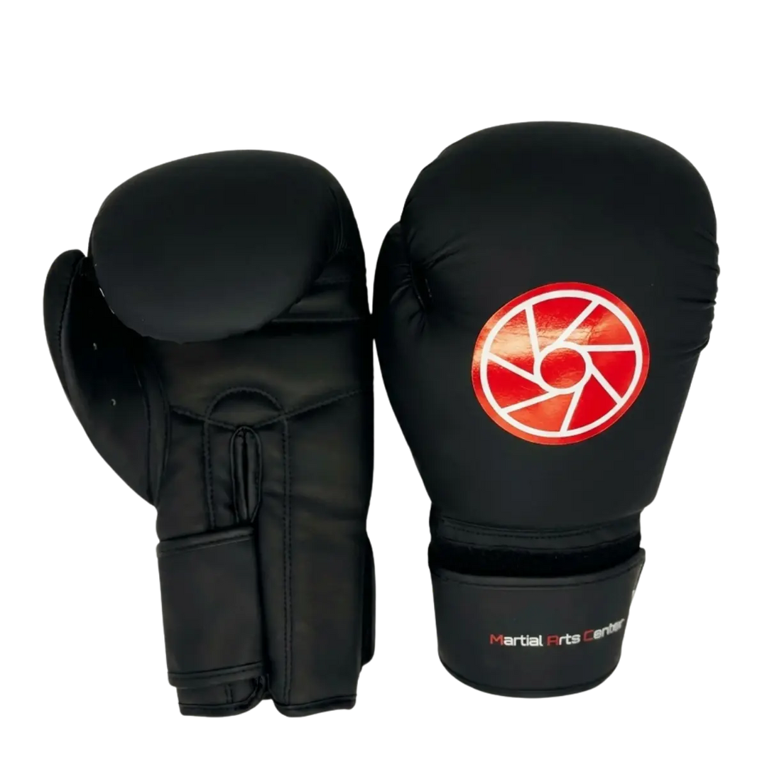 Zwarte bokshandschoenen met rood logo, getoond aan de voor- en achterkant. De handschoenen hebben een stevige sluiting en zijn geschikt voor boksen, kickboksen en intensieve trainingen.