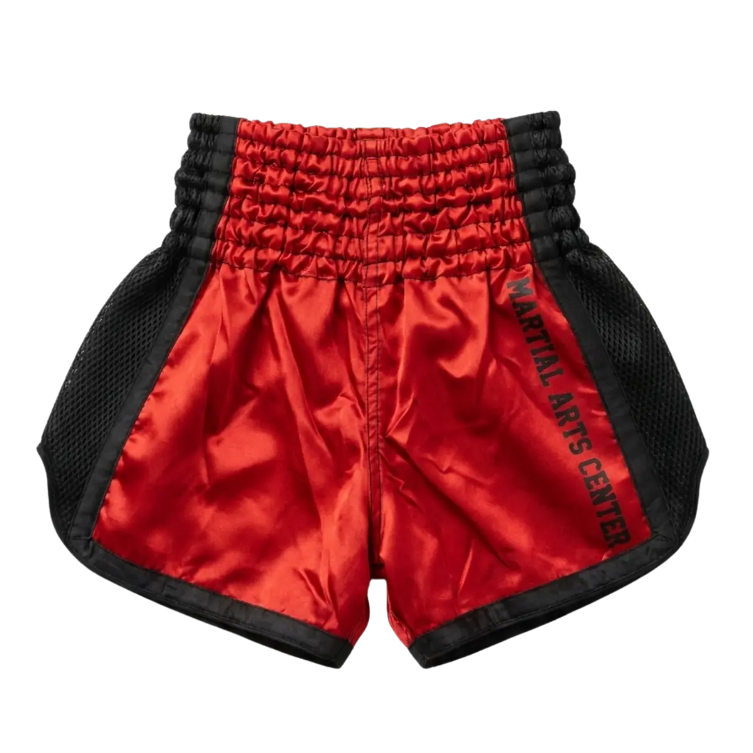 Rood kickboks broekje achterzijde met zwarte mesh zijkanten en Martial Arts Center print
