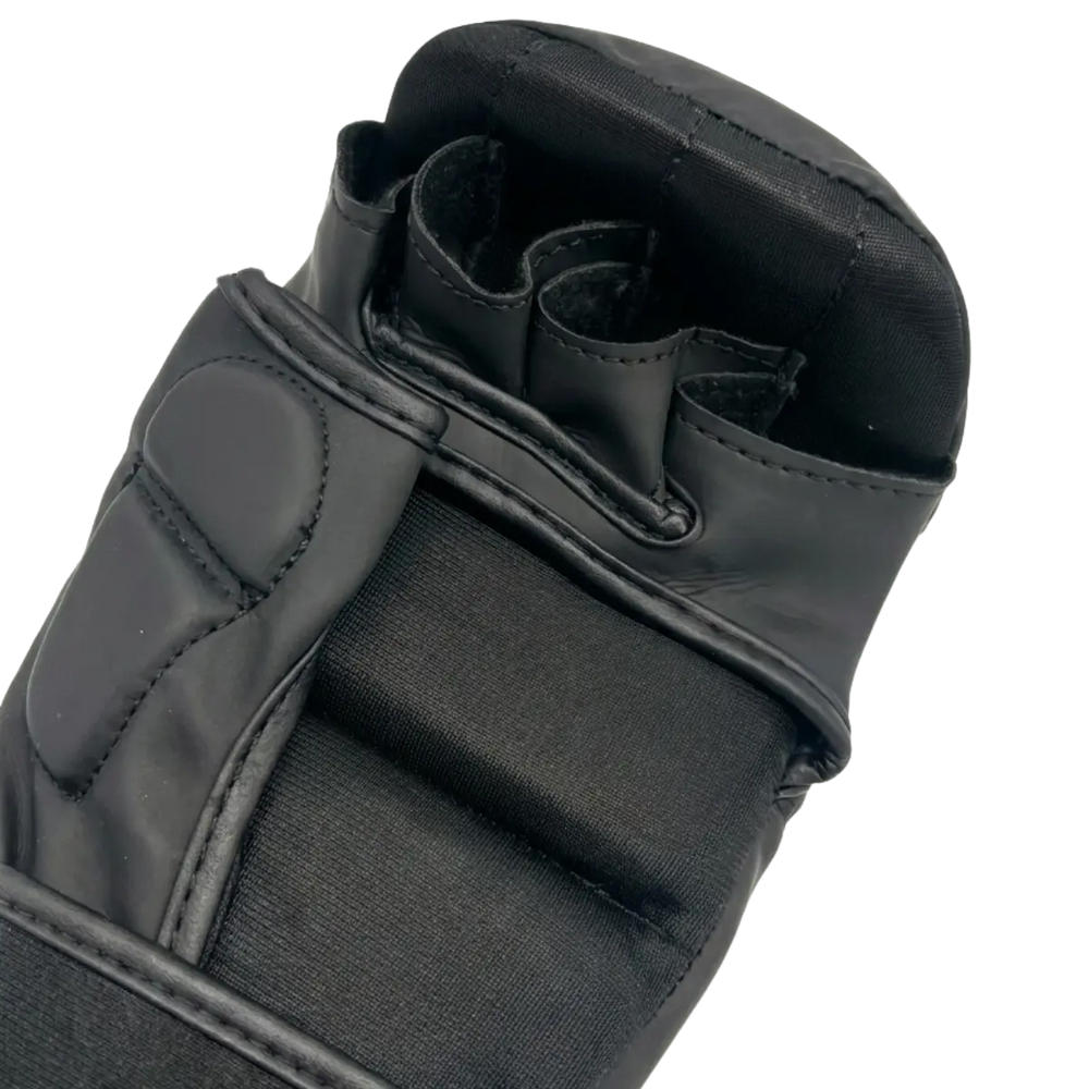 Close-up van een zwarte MAC MMA handschoen met open vingers en verstevigde padding. De handschoen biedt grip, bescherming en ondersteuning tijdens MMA, grappling en intensieve trainingen.