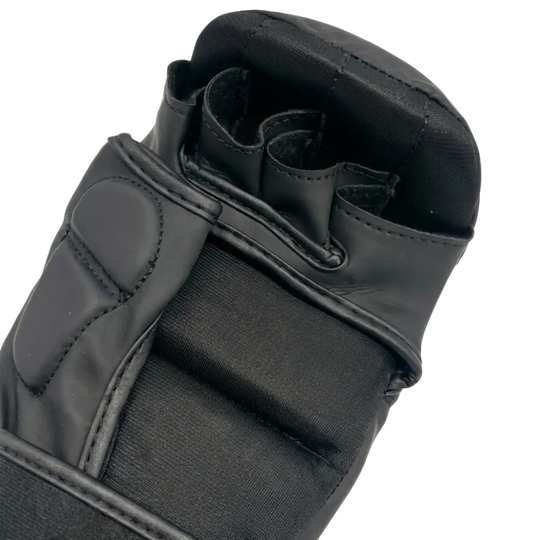Close-up van een zwarte MAC MMA handschoen met open vingers en verstevigde padding. De handschoen biedt grip, bescherming en ondersteuning tijdens MMA, grappling en intensieve trainingen.