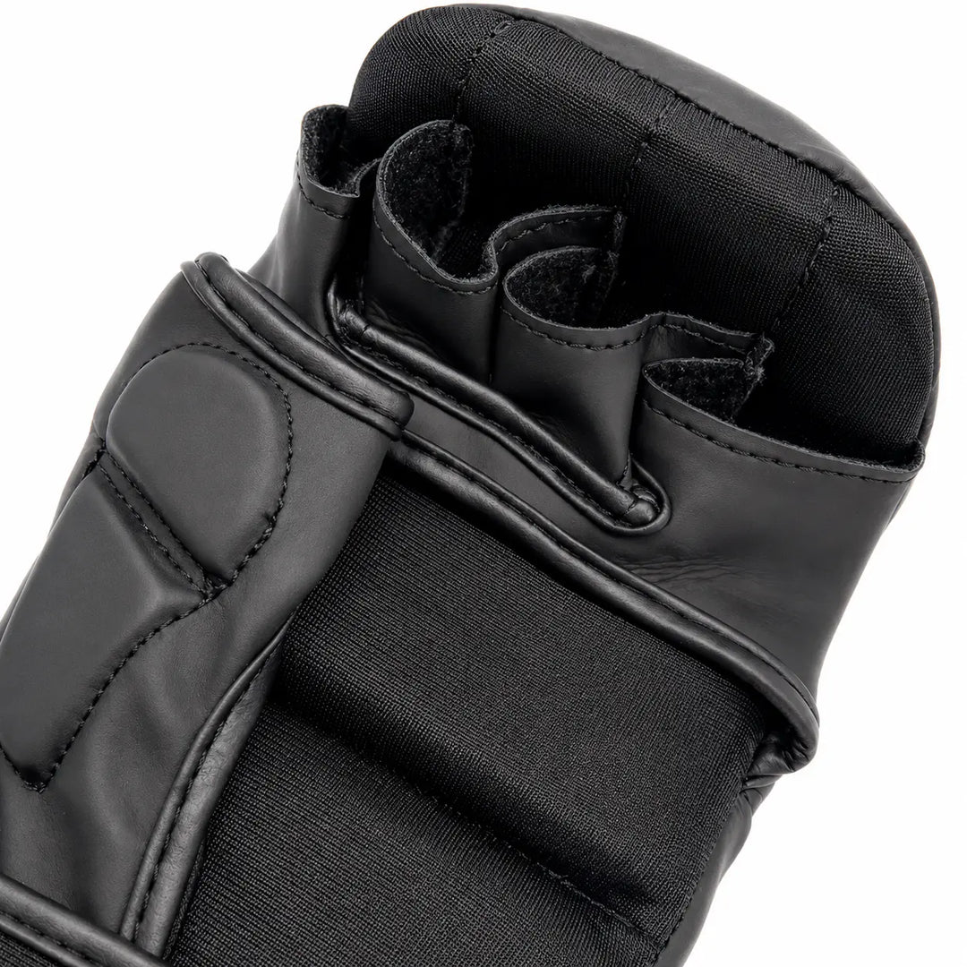 Close-up van een zwarte MMA handschoen met open vingers, stevige padding en elastische polsondersteuning. De handschoen biedt bescherming en bewegingsvrijheid tijdens MMA-trainingen, grappling en stootcombinaties.