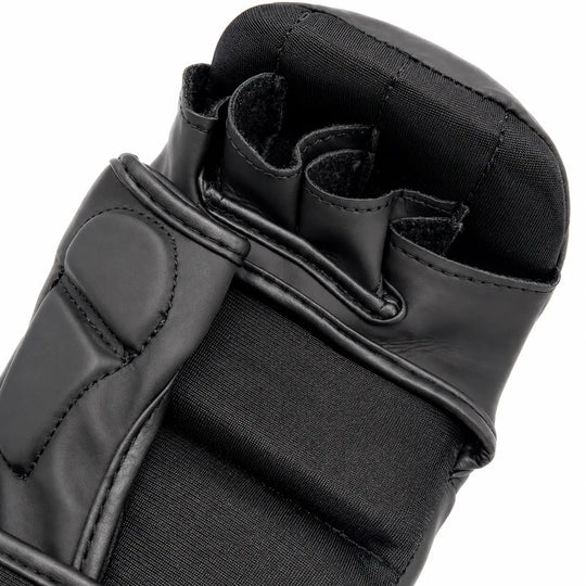 Close-up van een zwarte MMA handschoen met open vingers, stevige padding en elastische polsondersteuning. De handschoen biedt bescherming en bewegingsvrijheid tijdens MMA-trainingen, grappling en stootcombinaties.