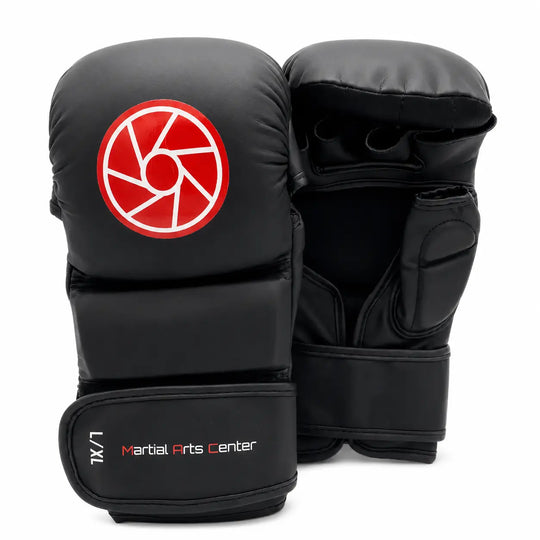 Zwarte MMA handschoenen met open vingers, stevige padding en Martial Arts Center logo op de polsband. De klittenbandsluiting en beschermende knokkelpadding maken de handschoenen geschikt voor MMA-trainingen, grappling en stootcombinaties.
