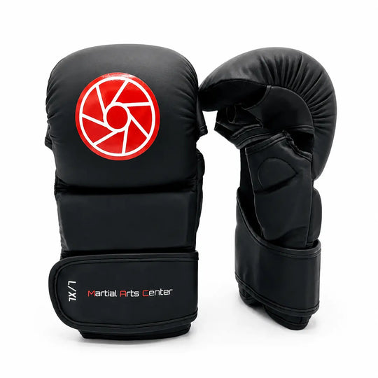Zwarte MMA handschoenen in maat L/XL met open vingers, stevige knokkelpadding en een rood-wit logo op de bovenkant. De brede polsband met klittenbandsluiting biedt ondersteuning tijdens MMA-trainingen, grappling en stootcombinaties.