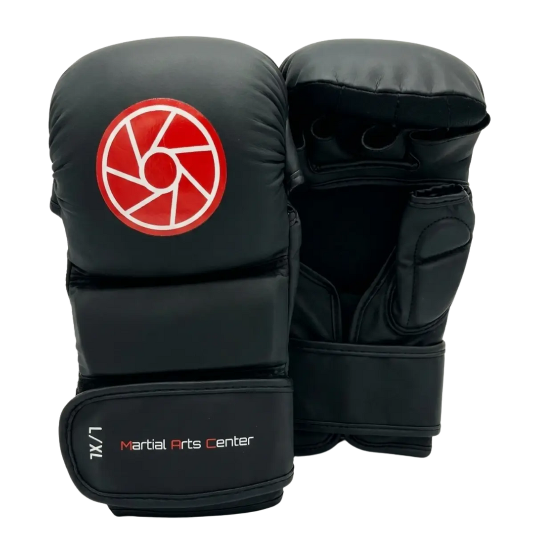 Zwarte MAC MMA handschoenen met open vingers, klittenbandsluiting en rood logo. De handschoenen zijn geschikt voor MMA, grappling en intensieve trainingen.
