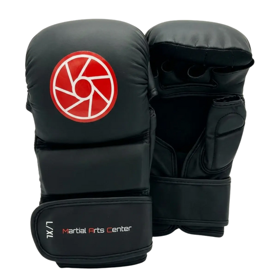Zwarte MAC MMA handschoenen met open vingers, klittenbandsluiting en rood logo. De handschoenen zijn geschikt voor MMA, grappling en intensieve trainingen.