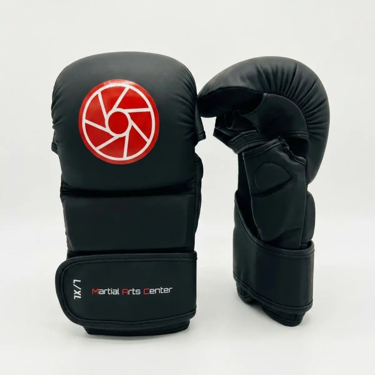 Zwarte MAC MMA handschoenen in maat L/XL met open vingers, klittenbandsluiting en rood logo. De handschoenen zijn geschikt voor MMA, grappling en intensieve trainingen.