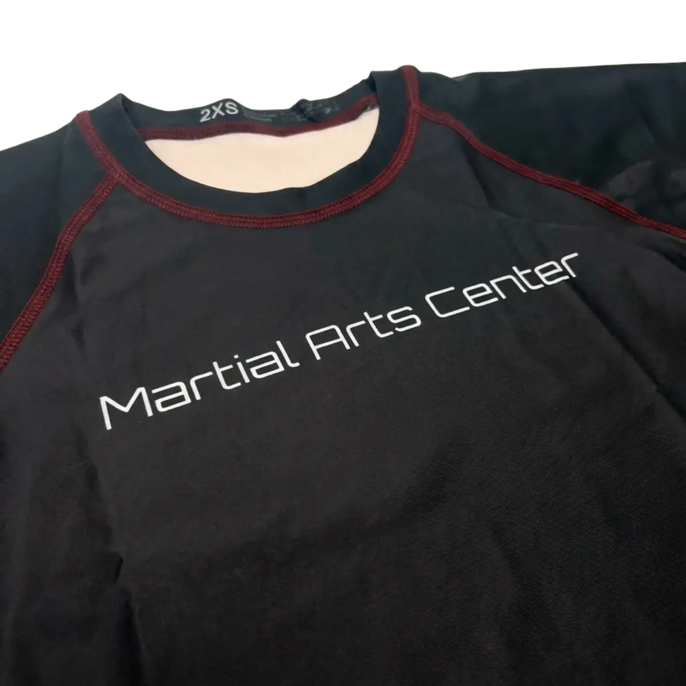 Zwart sportshirt voorzijde met Martial Arts Center logo en ronde hals detail