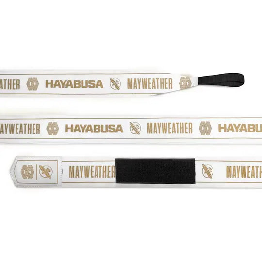 Witte Mayweather Hayabusa handwraps met gouden opdruk, haaklus en klittenbandsluiting voor een stevige en comfortabele pasvorm tijdens boksen