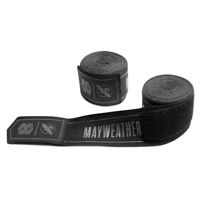 Zwarte Mayweather Hayabusa handwraps opgerold met klittenband en opdruk, geschikt voor bescherming tijdens boksen en vechtsporttraining