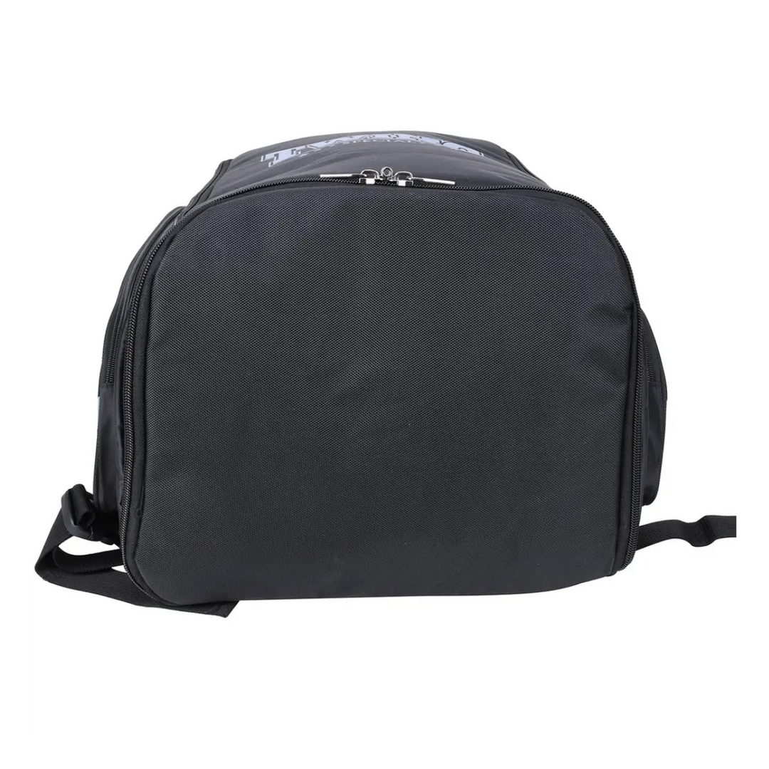 Detailfoto van de onderzijde van de zwarte Twins Special sporttas met dubbele ritssluiting. Het materiaal is robuust en slijtvast, ideaal voor intensief gebruik in de sportschool. De verstevigde bodem houdt je gear droog en beschermd, zelfs op vochtige of vuile ondergronden. Perfect voor dagelijks gebruik door serieuze kickboksers of boksers.