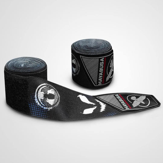 Twee opgerolde zwarte handbandages met het Symbiote patroon. Eén is gedeeltelijk uitgerold en toont het Hayabusa logo op de sluiting.