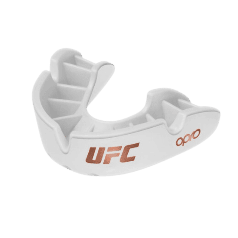 Witte Opro UFC mondbeschermer met oranje accenten en merklogo, ontworpen voor comfort en bescherming tijdens sporten.