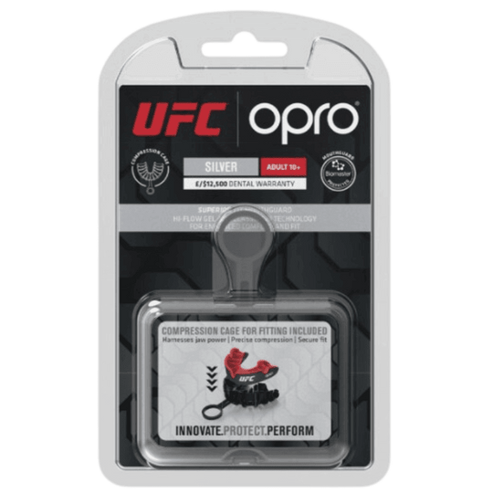Verpakking van een Opro UFC zilveren mondbeschermer, compleet met compressiehulpmiddel voor aanpassing.