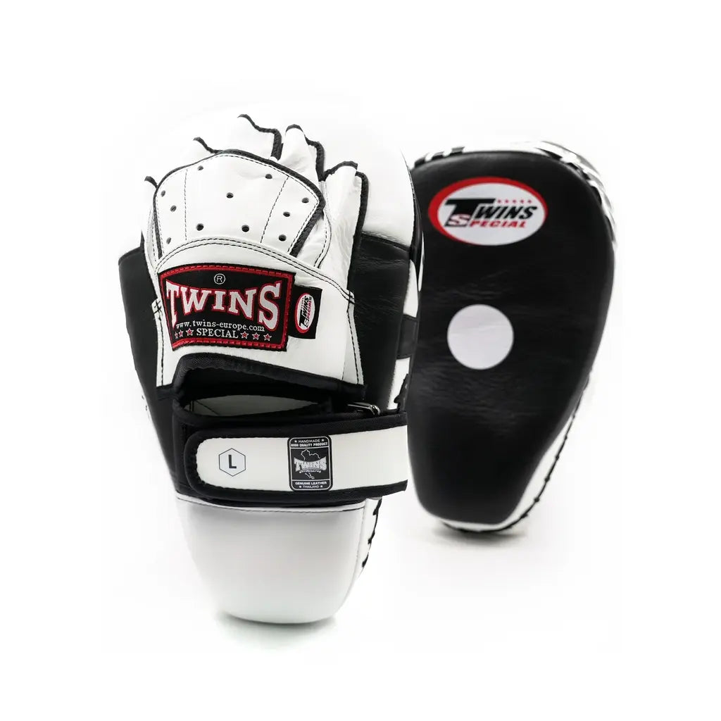 Twins Thai pads zwart wit voor training van stoten en trappen in Muay Thai