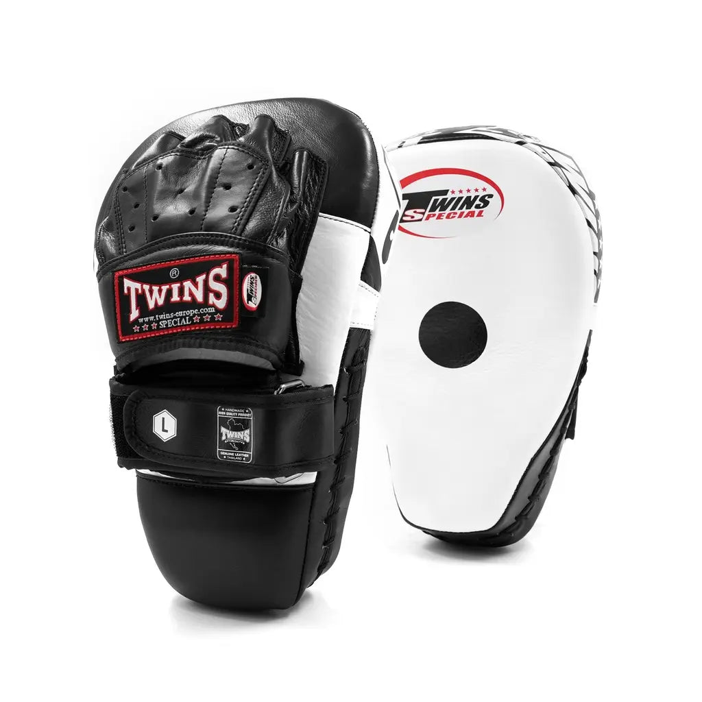 Achterzijde van Twins Thai pads met stevige handgreep en klittenbandsluiting