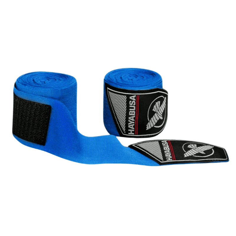 Een gedeeltelijk uitgerolde Hayabusa Perfect Stretch Bandage in blauw, waarbij het bandage-logo op de sluiting te zien is tegen een zwarte achtergrond.