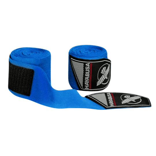 Een gedeeltelijk uitgerolde Hayabusa Perfect Stretch Bandage in blauw, waarbij het bandage-logo op de sluiting te zien is tegen een zwarte achtergrond.