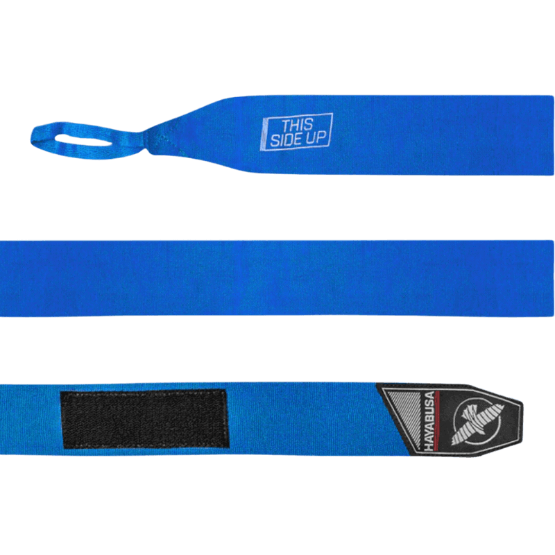 Een volledig uitgestrekte Hayabusa Perfect Stretch Bandage in blauw, met 'THIS SIDE UP' tekst aan het ene uiteinde en een zwart klittenbandstuk aan het andere, naast het scherp afgebeelde Hayabusa-logo.