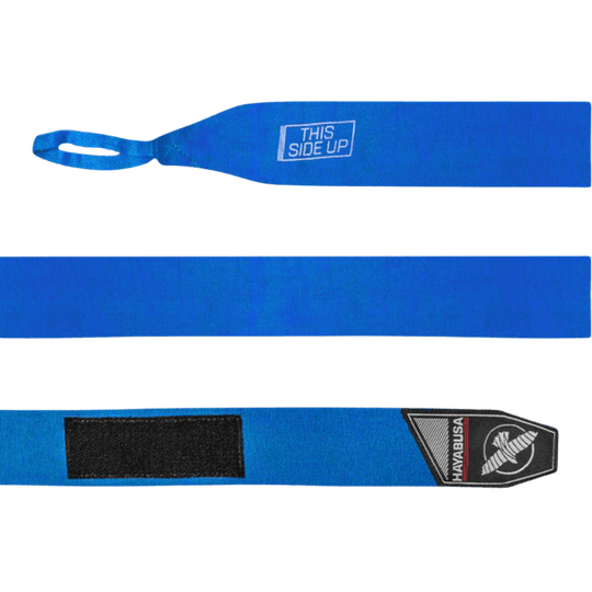 Een volledig uitgestrekte Hayabusa Perfect Stretch Bandage in blauw, met 'THIS SIDE UP' tekst aan het ene uiteinde en een zwart klittenbandstuk aan het andere, naast het scherp afgebeelde Hayabusa-logo.