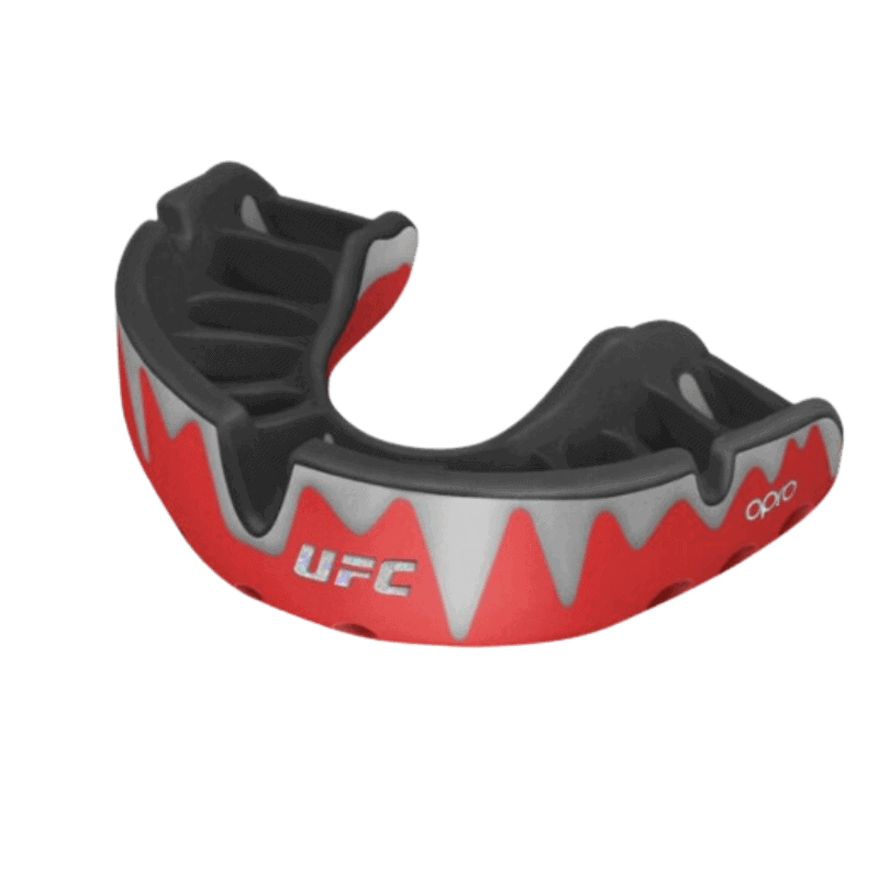 Rood met zwarte Opro UFC mondbeschermer met tandbeschermingspatroon en merklogo's, los en open voor een heldere weergave.