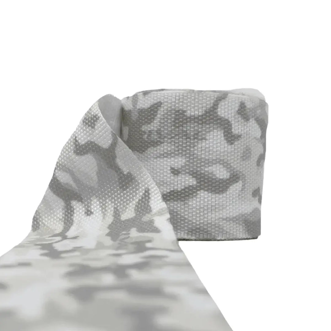 Uitgerolde Rival Bandage Camo Sand met duidelijk zichtbare grijs-witte camouflageprint. De elastische structuur biedt optimale ondersteuning voor polsen en knokkels, terwijl het ademende materiaal zorgt voor comfort tijdens lange bokstrainingen of sparringssessies.