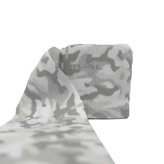Uitgerolde Rival Bandage Camo Sand met duidelijk zichtbare grijs-witte camouflageprint. De elastische structuur biedt optimale ondersteuning voor polsen en knokkels, terwijl het ademende materiaal zorgt voor comfort tijdens lange bokstrainingen of sparringssessies.
