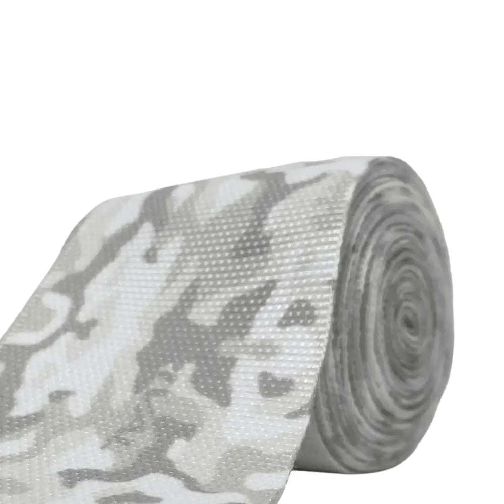 Opgerolde Rival Bandage Camo Sand in grijs-witte camouflageprint, klaar voor gebruik tijdens bokstraining. De elastische structuur zorgt voor een stevige, comfortabele pasvorm die polsen en knokkels stabiliseert bij intensieve stoten.