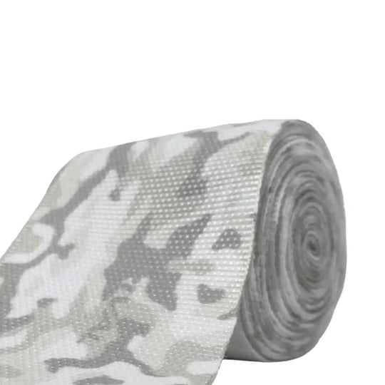 Opgerolde Rival Bandage Camo Sand in grijs-witte camouflageprint, klaar voor gebruik tijdens bokstraining. De elastische structuur zorgt voor een stevige, comfortabele pasvorm die polsen en knokkels stabiliseert bij intensieve stoten.