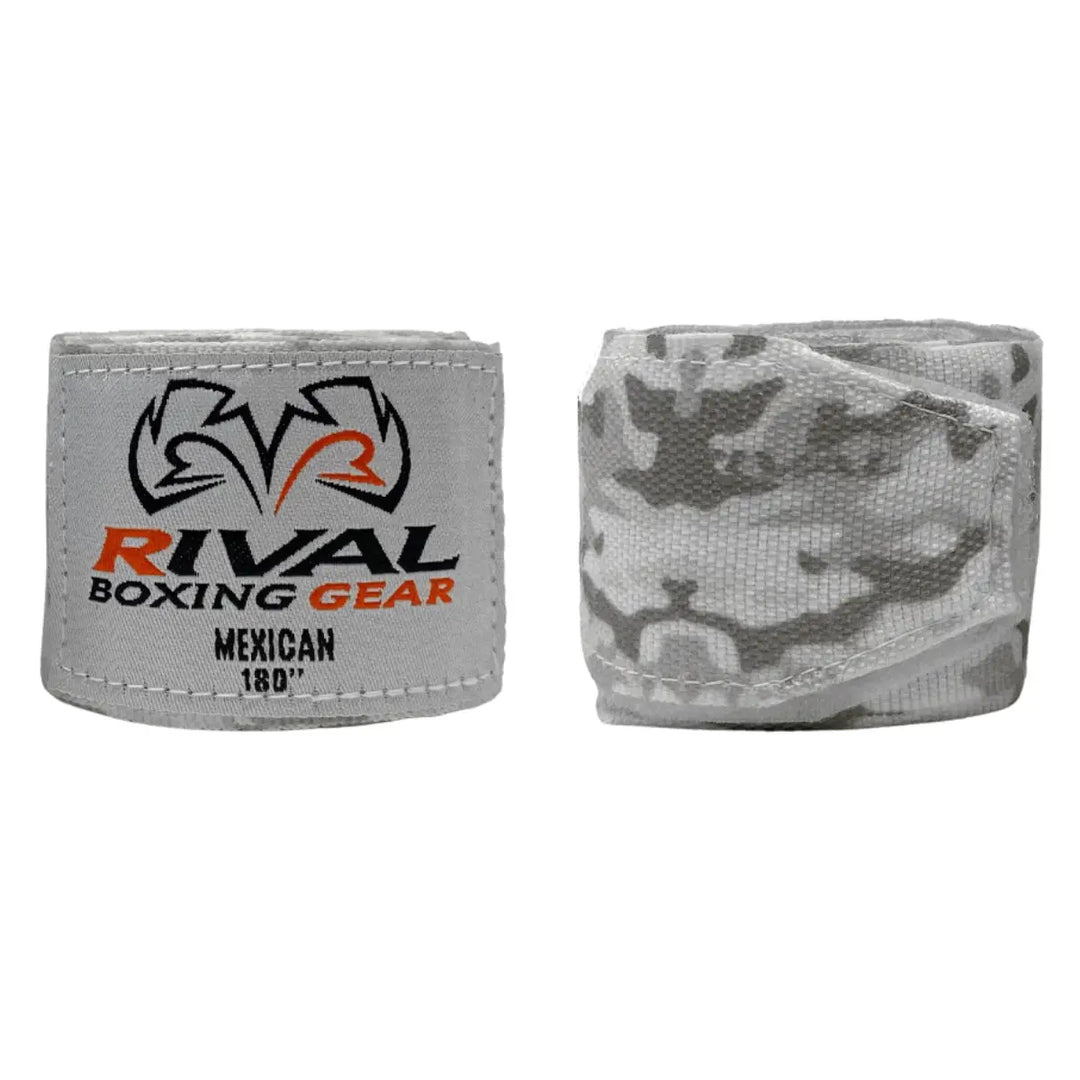 De Rival Bandage Camo Sand is een lichtgrijze handwrap met camouflageprint, ontworpen voor maximale ondersteuning van pols en knokkels. Het Rival-logo en de “Mexican 180” markering tonen de premium kwaliteit. Ideaal voor boksers die stabiliteit en comfort willen tijdens elke trainingssessie.