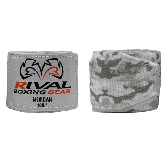 De Rival Bandage Camo Sand is een lichtgrijze handwrap met camouflageprint, ontworpen voor maximale ondersteuning van pols en knokkels. Het Rival-logo en de “Mexican 180” markering tonen de premium kwaliteit. Ideaal voor boksers die stabiliteit en comfort willen tijdens elke trainingssessie.