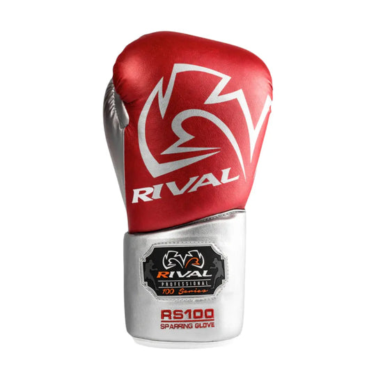 De Rival RS100 Professional bokshandschoenen rood zilver met het herkenbare Rival-logo op de bovenkant. Deze professionele bokshandschoenen zijn ontworpen voor sparring en intensieve bokstraining. Het rode en zilveren ontwerp geeft de handschoenen een krachtige en professionele uitstraling voor serieuze boksers.