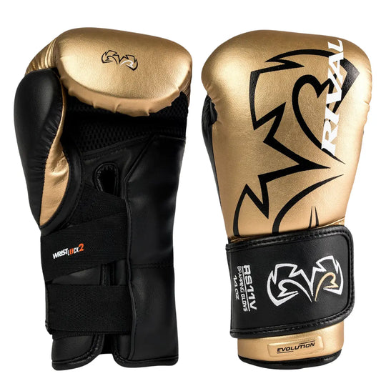 Een paar Rival Bokshandschoenen RS11V Evolution Goud in goud met zwarte details, waarvan één de buitenzijde met het grote Rival-logo toont en de andere de binnenzijde met het Wrist Lock 2-sluitsysteem. De handschoenen combineren een luxe metallic afwerking met functionele polssteun en ergonomische pasvorm, ontworpen voor intensieve sparringssessies.