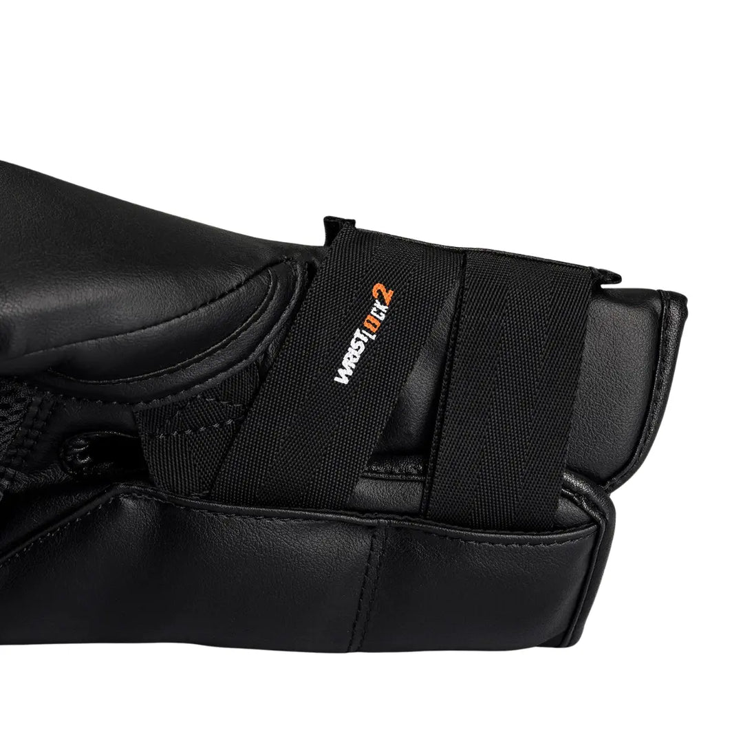 Close-up van de Rival Bokshandschoenen RS11V Evolution met focus op het Wrist Lock 2-sluitsysteem. De zwarte leren afwerking en stevige elastische band bieden optimale polsstabiliteit en ondersteuning tijdens intensieve bokstrainingen. Deze constructie zorgt voor een veilige, ergonomische pasvorm en verhoogt de duurzaamheid van de handschoenen.