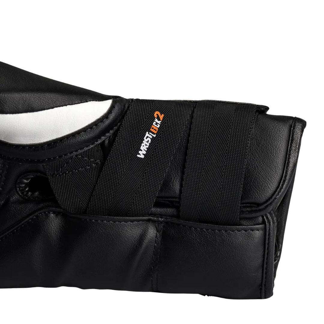 Close-up van de Rival RS11V Evolution Bokshandschoenen met focus op het Wrist Lock 2-systeem. De stevige dubbele klittenbandsluiting in zwart zorgt voor maximale polsstabiliteit en een veilige pasvorm tijdens bokstrainingen. De binnenzijde toont witte accenten en hoogwaardige stiksels voor extra duurzaamheid.