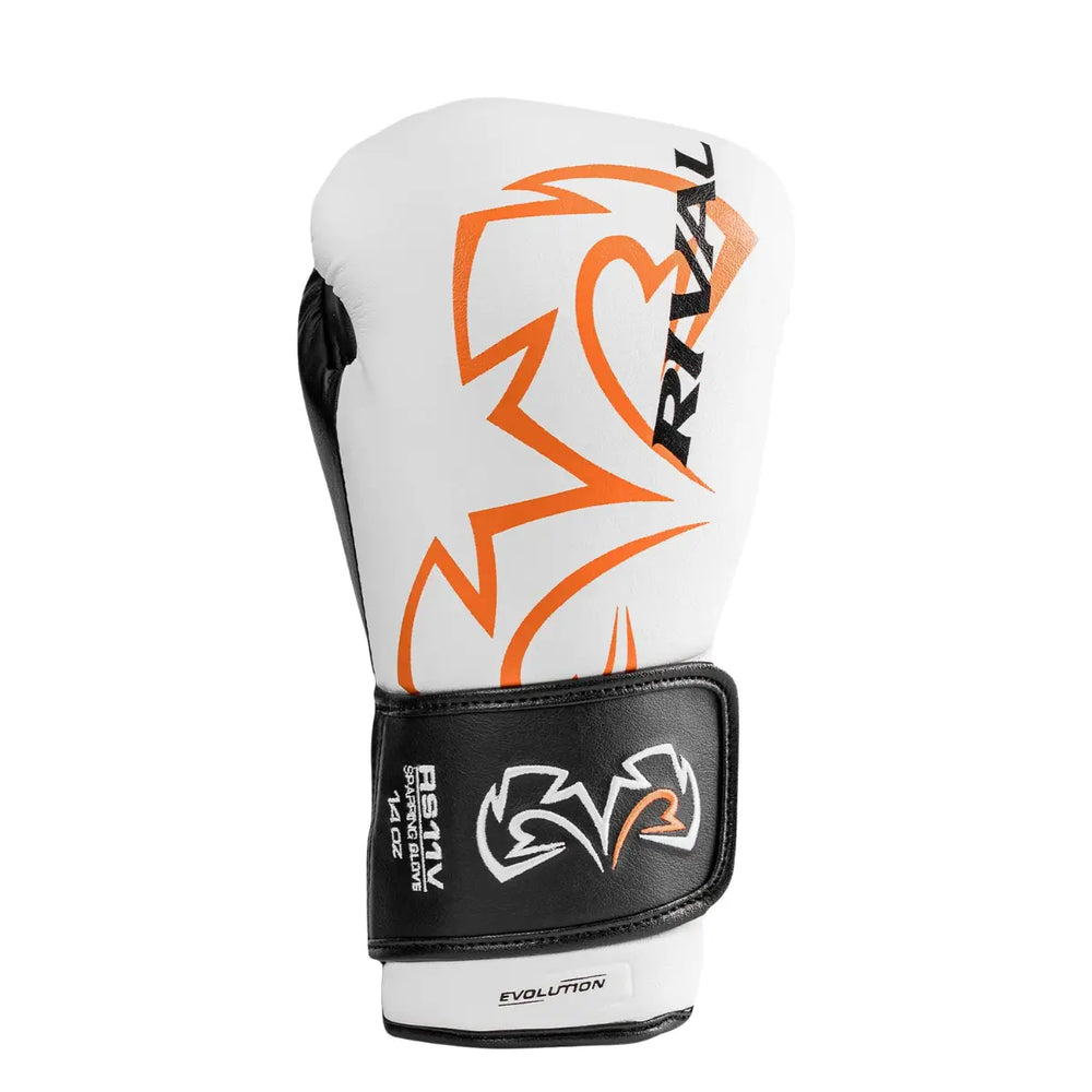 De Rival Bokshandschoen RS11V Evolution Wit Oranje met zwart-oranje logo en stevige klittenbandsluiting. Deze handschoen combineert een frisse witte look met professionele afwerking en extra polsstabiliteit dankzij het Evolution Wrist Lock 2-systeem. Ontworpen voor serieuze boksers die prestaties, comfort en stijl willen verenigen in hun trainingen.