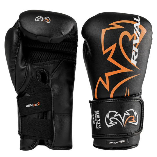 Een paar Rival Bokshandschoenen RS11V Evolution Zwart met oranje logo’s en zwarte afwerking. De ene handschoen toont het grote Rival-logo op de buitenzijde, terwijl de andere de binnenzijde met het Wrist Lock 2-sluitsysteem laat zien. De handschoenen hebben een robuuste, professionele uitstraling met optimale polsondersteuning voor sparring en training.