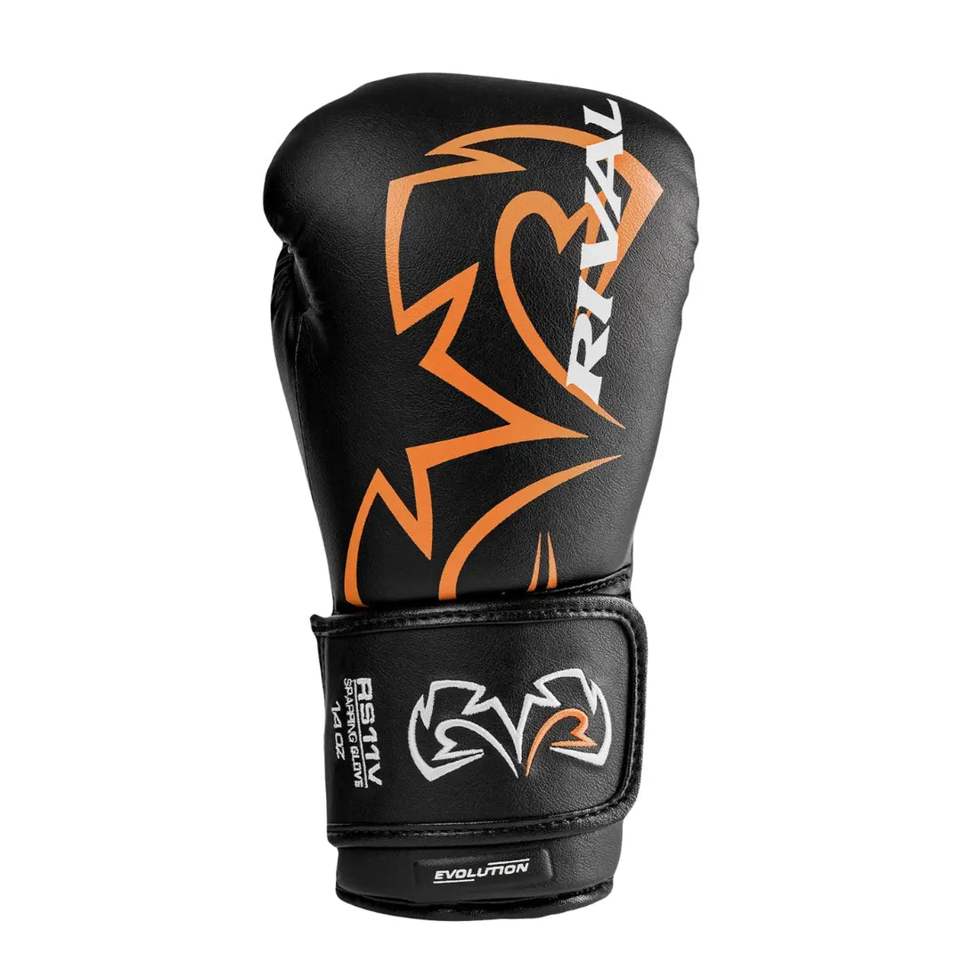 Een enkele Rival Bokshandschoen RS11V Evolution Zwart Oranje met opvallend oranje logo en stevige klittenbandsluiting. De handschoen toont het herkenbare Rival-ontwerp met “Evolution”-label op de pols, wat duidt op extra stabiliteit en ondersteuning. Ideaal voor professionele boksers die comfort en duurzaamheid combineren met een krachtige uitstraling.