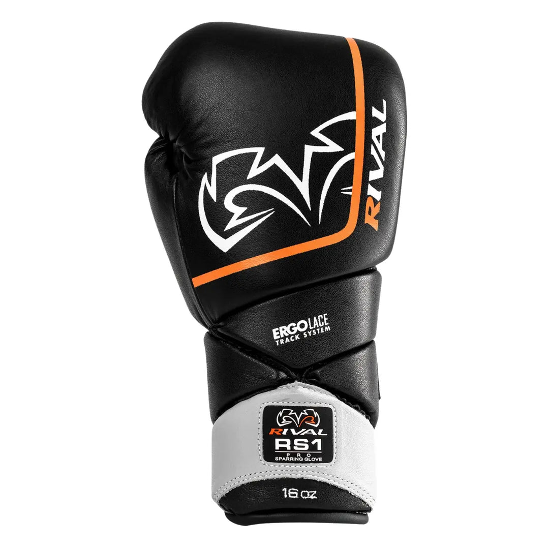 De Rival RS1 Bokshandschoen Sparring Pro Zwart Oranje met wit logo en oranje accenten. De handschoen heeft een ergonomisch Ergo Lace Track System voor een stevige veterpassing en optimale polsstabiliteit. Gemaakt voor professionele boksers die maximale bescherming en comfort willen tijdens intensieve sparringsessies.