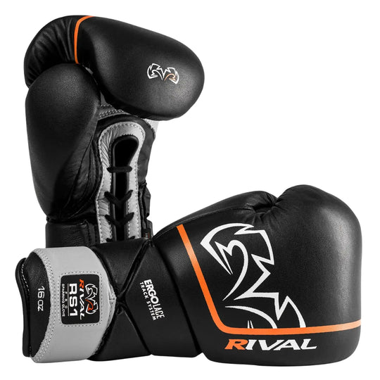 De Rival RS1 Sparring Bokshandschoenen Zwart Oranje met veter- en polssteun voor professionele boksers. Het Ergo Lace Track System zorgt voor een nauwsluitende pasvorm en uitstekende stabiliteit. De zwarte handschoenen met oranje en witte details combineren stijl, bescherming en duurzaamheid voor intensieve sparringssessies.